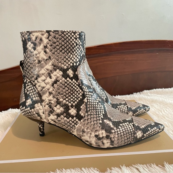 NEW Michael Kors Kadence Kitten Bootie EMB Faux Leather Color Sand Size 6 Box. - Picture 5 of 17